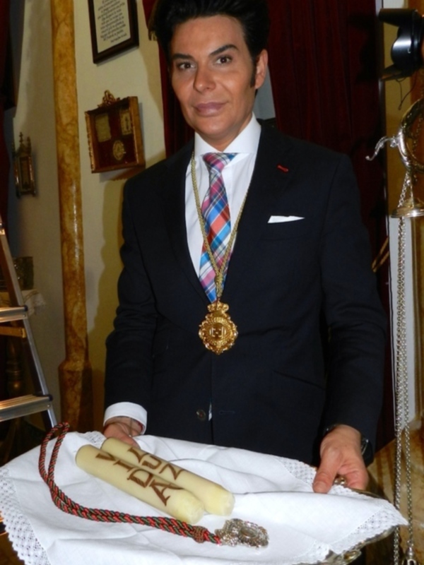 La Patrona de Aznalcazar Ntra. Sra. de la Encarnación, llevó en su paso luces por los donates de órgano.