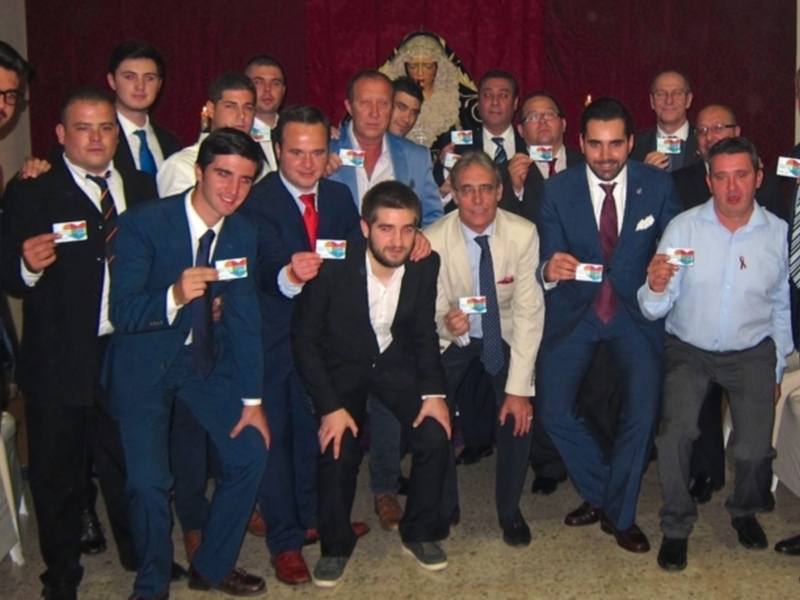 La Agrupación de fieles de María Stma de los Reyes de Amate con las donaciones de  óganos