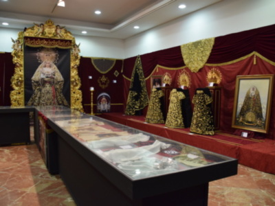 La exposición “ Misericordias Domini” en el Circulo Mercantil de la Hermandad de la Soledad de Alcalá del Río.