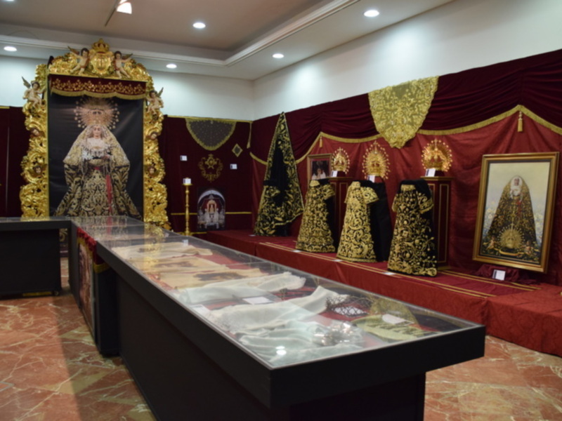 La exposición “ Misericordias Domini” en el Circulo Mercantil de la Hermandad de la Soledad de Alcalá del Río.