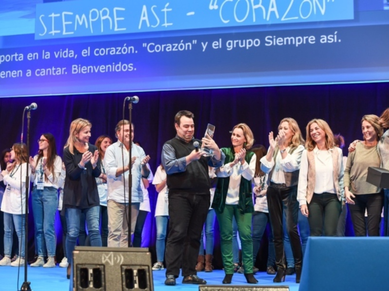 La fundación Lo que de verdad importa entrega su premio Algo+que una canción a Siempre Así