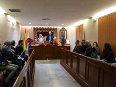 El Ayuntamiento de Alcalá del Río entrega las Coronas a sus majestades de Oriente