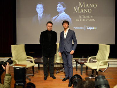 El torero peruano Andrés Roca Rey y el periodista de tv José Ribagorda, protagonizaron la tertulia toros y televisión.