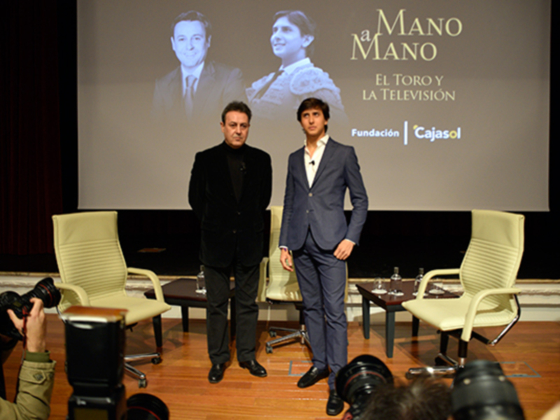 El torero peruano Andrés Roca Rey y el periodista de tv José Ribagorda, protagonizaron la tertulia toros y televisión.