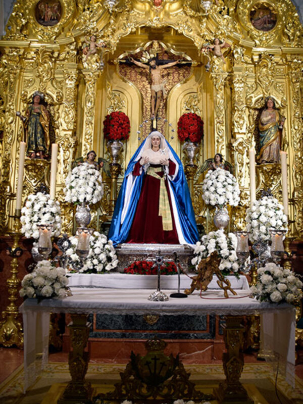 La Virgen de las Angustias de Alcalá del Río anuncia el cambio litúrgico.