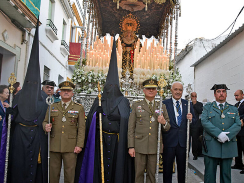 La Misericordia de rigor luce el Viernes Santo de Alcalá del Río.