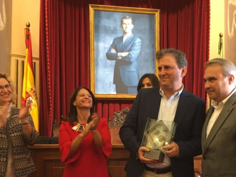 El sevillano Francisco Gallardo Rodríguez  recibe premio Ciudad de Badajoz por su novela 'Áspera seda de la muerte' de manos del alcalde