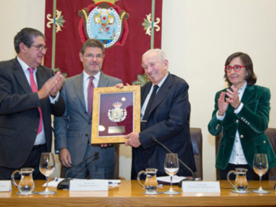 Medalla de Honor del Colegio de Abogados de Sevilla a don Manuel Olivencia Ruiz