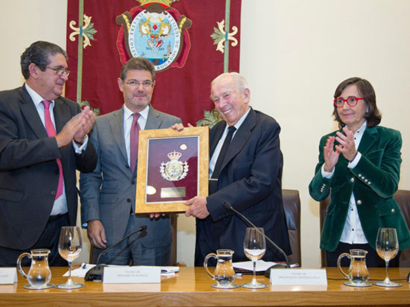 Medalla de Honor del Colegio de Abogados de Sevilla a don Manuel Olivencia Ruiz