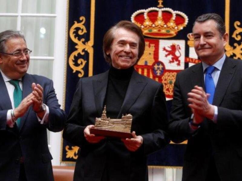 Raphael suspende su concierto de Las Palmas una hora antes de comenzar y es trasladado en ambulancia al hospital