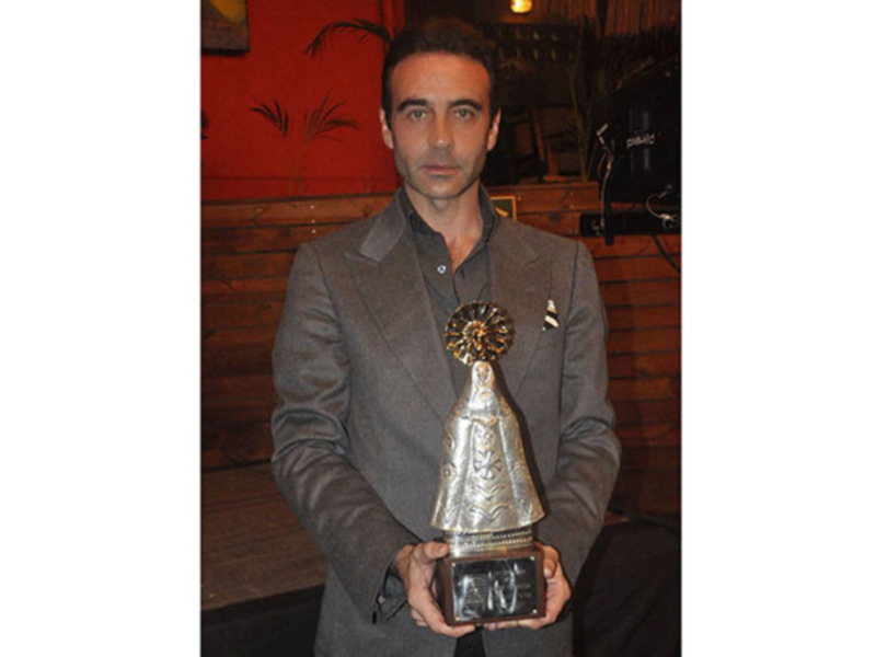 Enrique Ponce recoge premios al triunfador en Medellín