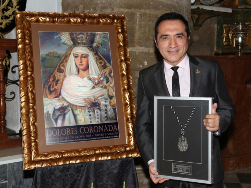 Antonio Montiel pinta el cartel de la Hermandad de los Dolores de Álora