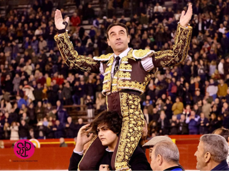 Puerta Grande para Enrique Ponce que desoreja al cuarto, oreja para Paco Ureña