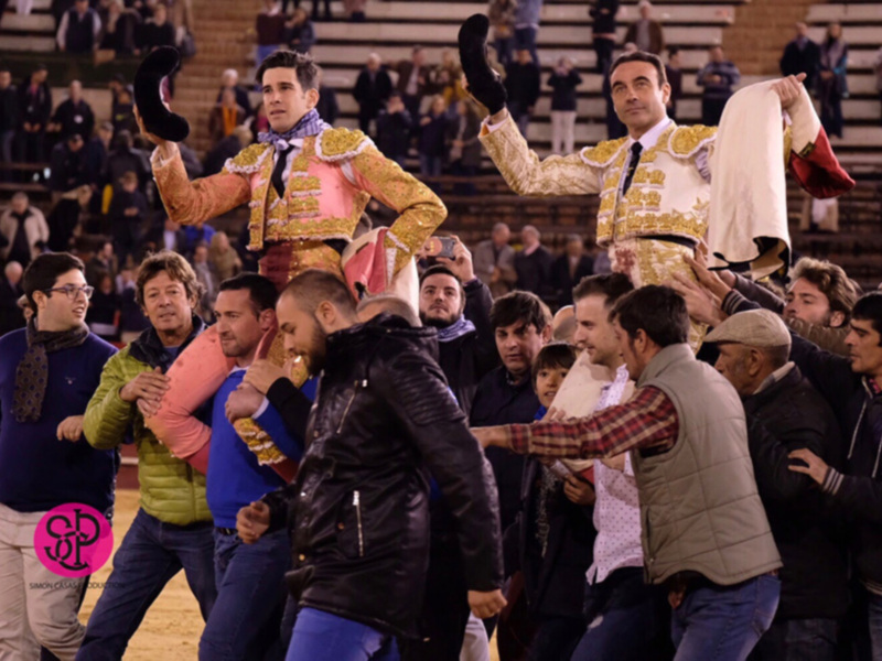 Ponce vuelve a abrir la Puerta Grande junto a López Simón