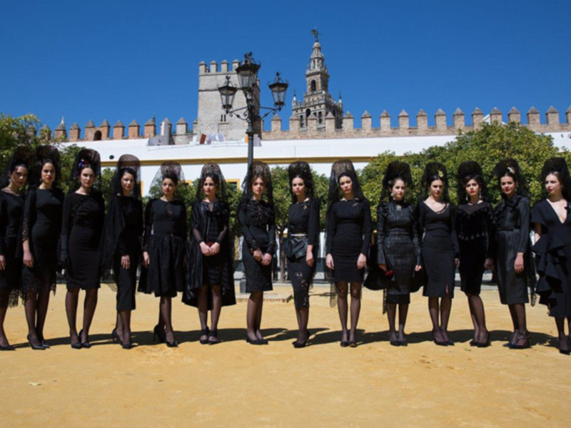La Asociación de Diseñadores Empresarios de Moda y Artesanía Flamenca (QLAMENCO) ha presentado “Sí mantilla”