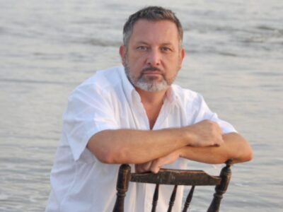 El autor Juan García Larrondo inaugura el ciclo 'El teatro se lee en la Alhambra'