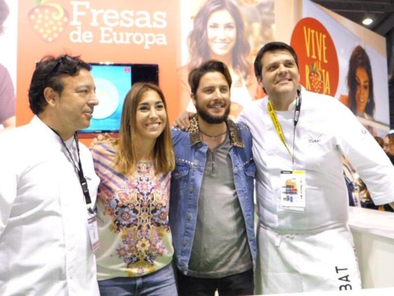 Manuel Carrasco cocina en la Feria Alimentaria para Fresas de Europa