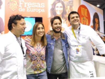 Manuel Carrasco cocina en la Feria Alimentaria para Fresas de Europa