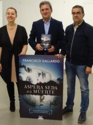 Aclamación. Éxito de público (y de crítica) de 'Áspera seda de muerte', una novela en la que Francisco Gallardo, médico y escritor, viaja a la Sevilla