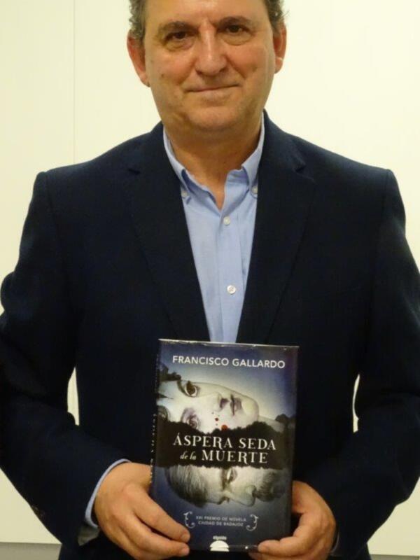 Viernes 4 de mayo a las 19:00h .-Paco Gallardo firma en caseta "El Gusanito Lector" de la Feria del libro de Sevilla su obra“Áspera seda de la muerte”