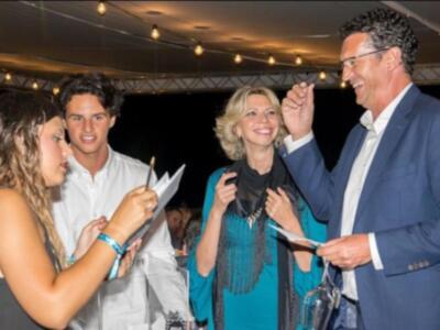 Marina Bernal y Raúl Pérez presentaron con éxito La cena solidaria 'Atlántica' en Costa Ballena