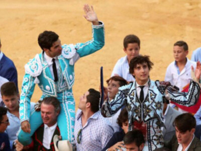 Ronda triunfan Roca Rey con tres orejas y Cayetano con dos