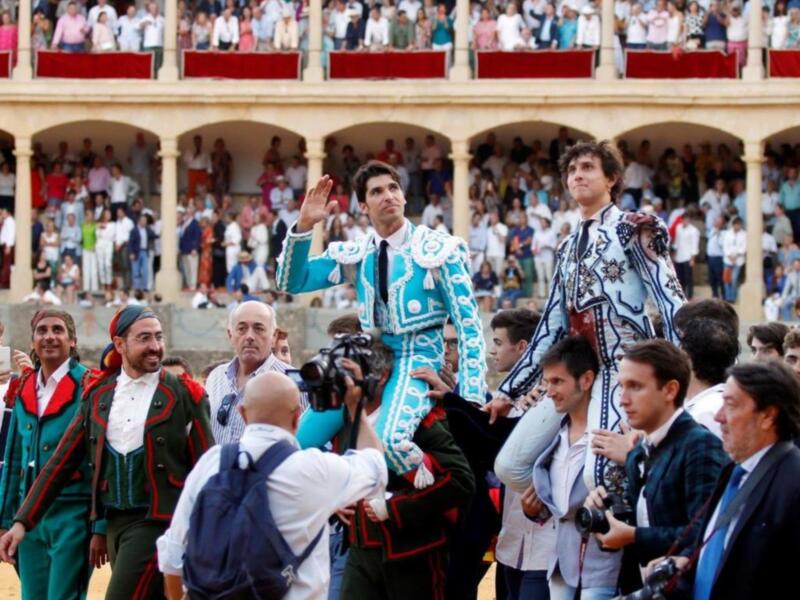 Cayetano cortó dos orejas y salió a hombros junto al joven torero peruano Andrés Roca Rey