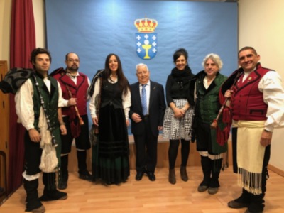 Juana Cortés, ganadora del X Certamen de relatos cortos del Lar Gallego de Sevilla con "Besos de manzanilla"