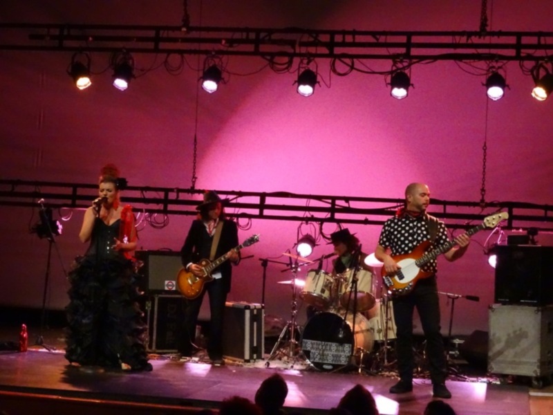 "The Miarmers" presenta su espectáculo en Sevilla , rock y copla fusionados, en la voz de la polifacética Paz de Alarcón