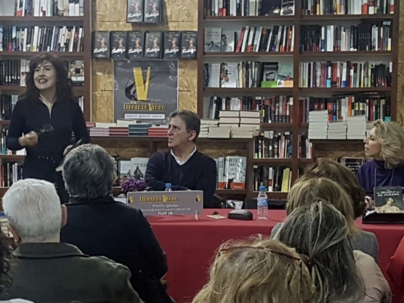 Soledad Galán, acompañada de Francisco Gallardo, encuentro con los lectores de "El diablo en el cuerpo", la lujuriosa vida de Isabel II