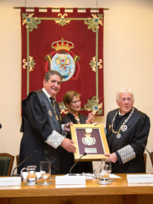 Entrega de la medalla de honor del Colegio de Abogados de Sevilla  al Decano de los Abogados de Huelva