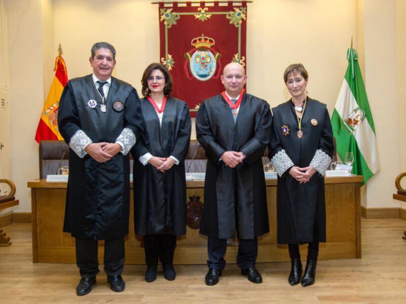 Medallas al Mérito en el Servicio a la Abogacía a dos empleados letrados del Colegio de Sevilla.