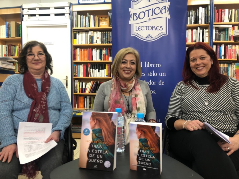 La escritora Lucía de Vicente presenta en Sevilla su tercera novela, "Tras la estela de un sueño", ganadora del Premio Vergara