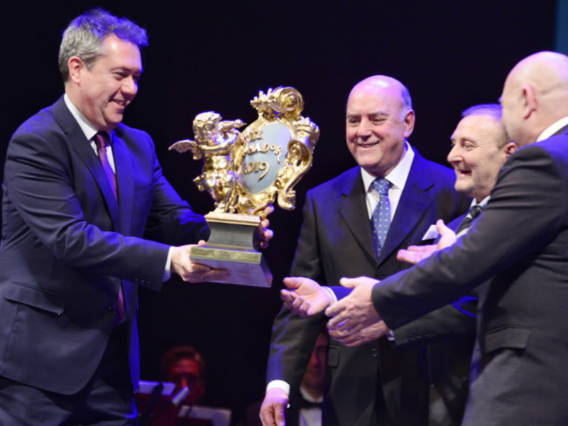 Canal Sur Radio entrega El Llamador Memorial Luis Baquero al Taller de Orfebrería 'Hermanos Delgado López'