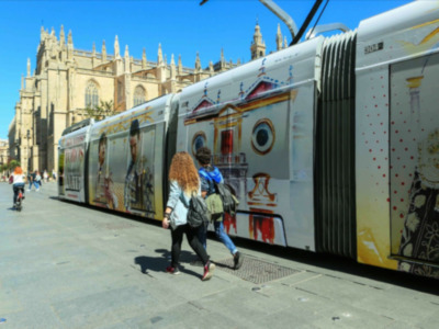 Un tranvía tematizado, novedosa acción publicitaria de la temporada taurina en Sevilla