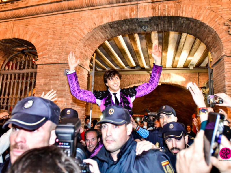 Roca Rey prende la mecha fallera con tres orejas