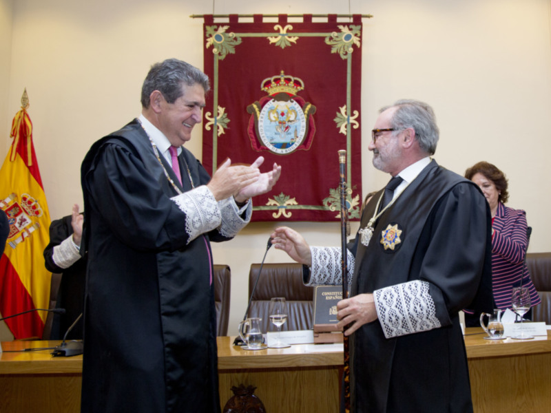 Oscar Cisneros ha tomado posesión como nuevo decano del Colegio de Abogados de Sevilla.