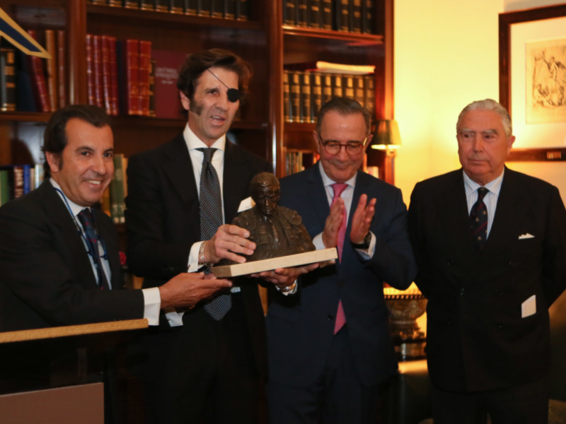 Emotiva entrega a Juan José Padilla del Memorial Manolo Vázquez en el 'El Aero'