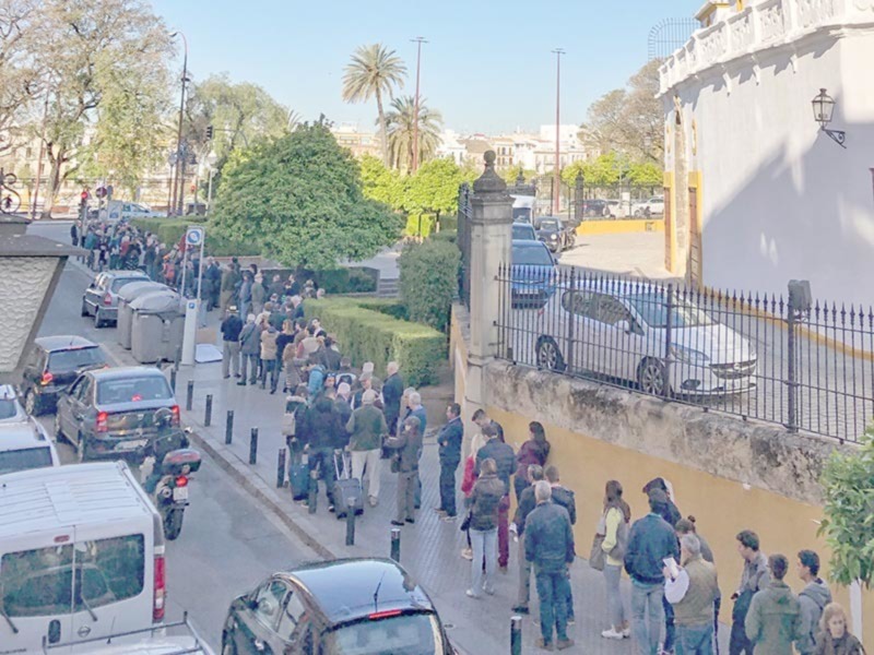 Sevilla se vuelca con su Feria taurina : largas colas en el primer día de venta de entradas