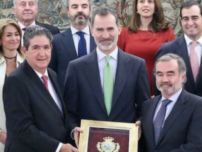 El Rey recibe la medalla de oro del Colegio de Abogados de Sevilla