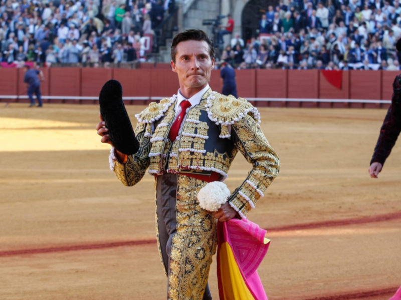 Diego Urdiales da una vuelta al ruedo en la octava de abono