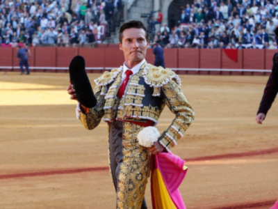 Diego Urdiales da una vuelta al ruedo en la octava de abono