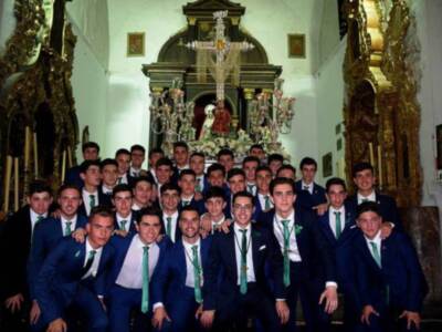 Procesión del paso de la Cruz de Mayo en la Villa de Alcalá del Río.