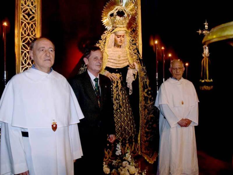 Condecoración a la Virgen  de Villaviciosa hispalense.