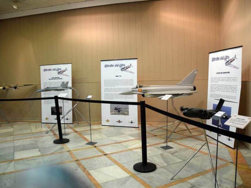 La historia de la aviación militar española en el Círculo Mercantil de Sevilla.