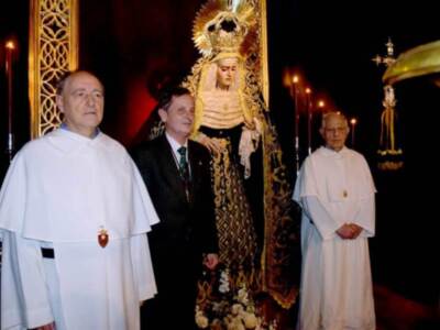 Condecoración a la Virgen  de Villaviciosa hispalense.