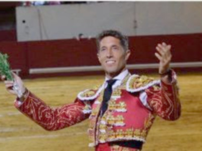 Manuel Escribano hace historia al indultar un Miura