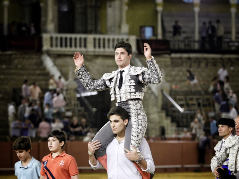 Rafael González corta dos orejas y sale a hombros en Sevilla