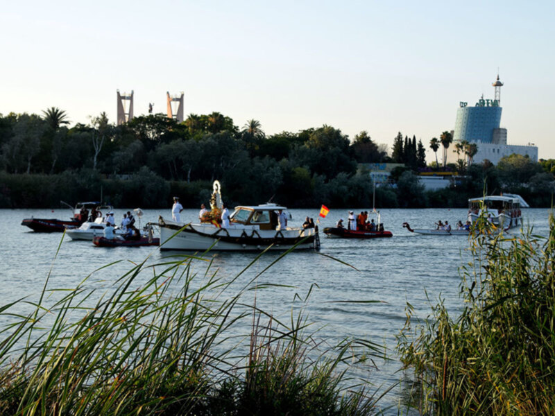 La Patrona de la Marina surco las aguas del Guadalquivir