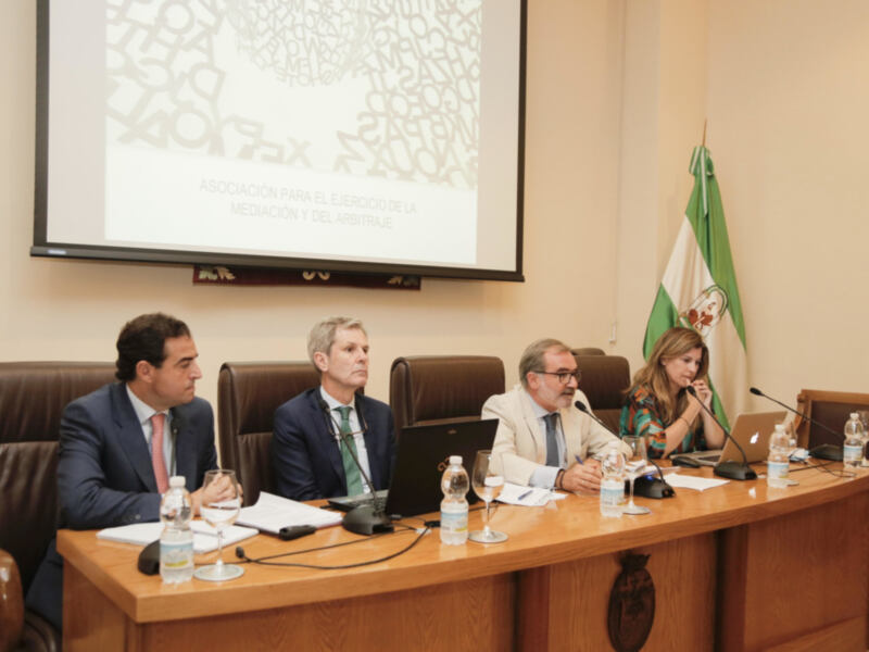 Ayer se celebró en el Colegio de Abogados la primera Junta General Extraordinaria del decanato de Óscar Cisneros Marco